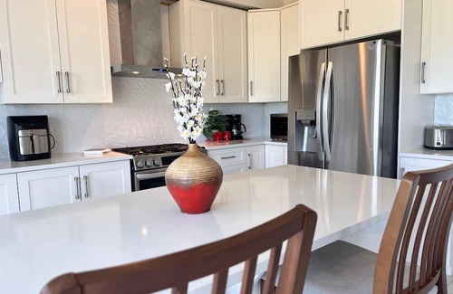 Ayr House | Spacious 5-Bed home, Bedm on Main Floor, 10/15 min to Paris/Cambridge/Kitchener