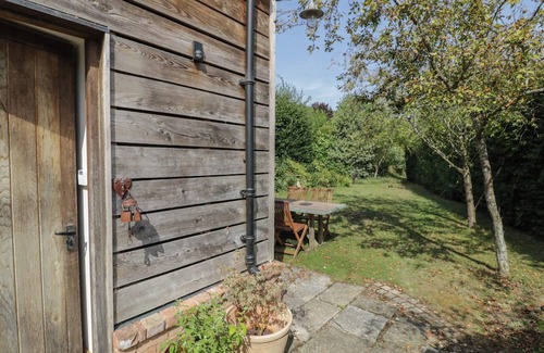 Stratford-upon-Avon Cottage | THE SHED, romantic, with a garden in Tiddington