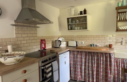 Stratford-upon-Avon Cottage | THE SHED, romantic, with a garden in Tiddington