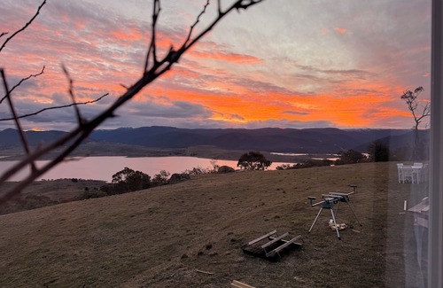 East Jindabyne Cottage | Outstanding lake and alpine views in a cosy rural house.