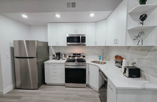 Center City Apartment | 2 Parking Spots/Sleep 14/King Bed/Pool Table
