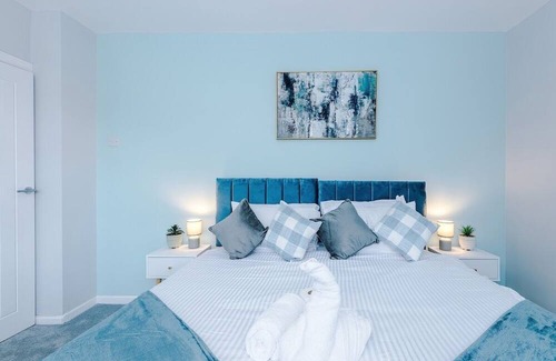 Broadheath House | 3 Bedroom House Close To Manchester Airport with Free Parking by Eason Stays