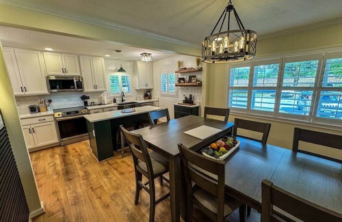 Providence Forge House | WELCOME TO THE VIBE- NEWLY LISTED! 3BR -Modern Brick home- 10 acres with 85in TV
