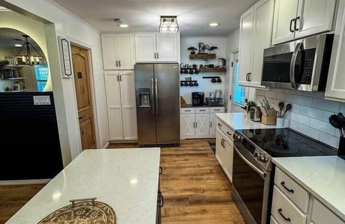 Providence Forge House | WELCOME TO THE VIBE- NEWLY LISTED! 3BR -Modern Brick home- 10 acres with 85in TV