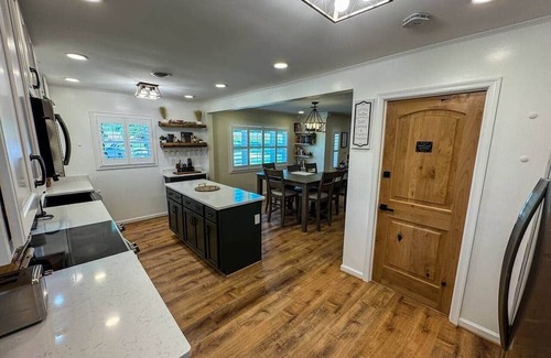 Providence Forge House | WELCOME TO THE VIBE- NEWLY LISTED! 3BR -Modern Brick home- 10 acres with 85in TV