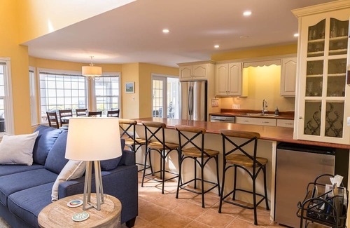 Stratford House | Yellow Beach House – Beachfront 4BR Retreat