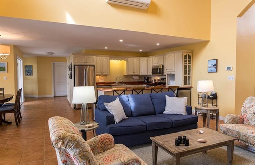 Stratford House | Yellow Beach House – Beachfront 4BR Retreat