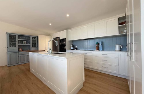 Malua Bay House | Hamptons Hideaway, Walk to Beach & WiFi