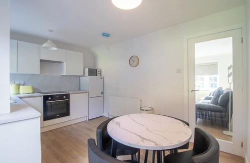 Airdrie House | Modern 2-Bedroom Home near Glasgow and Edinburgh