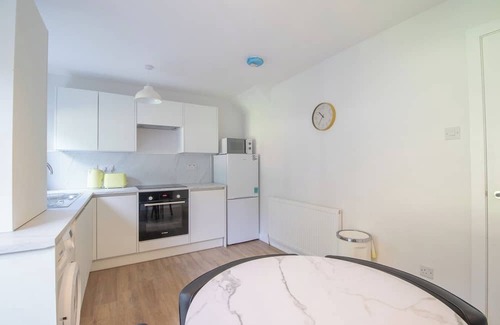 Airdrie House | Modern 2-Bedroom Home near Glasgow and Edinburgh