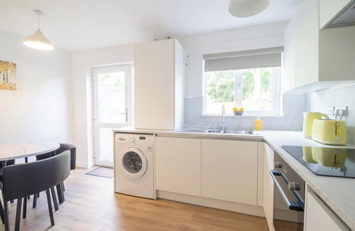 Airdrie House | Modern 2-Bedroom Home near Glasgow and Edinburgh