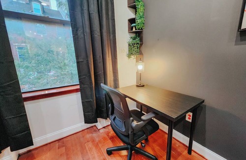 Gayborhood Apartment | Walnut Premium/King Bed/65" TV/Ping-Pong