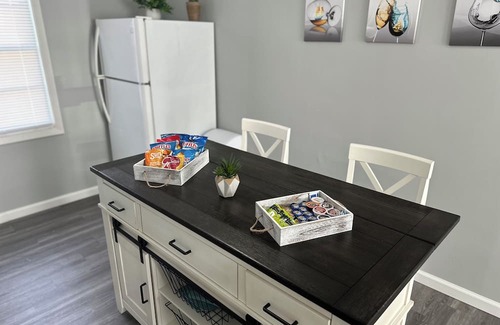 East Hazel Crest Apartment | Peaceful and comfy home away from home in the ‘burbs oasis