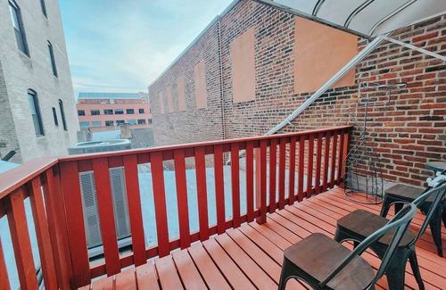 Gayborhood Apartment | Walnut St Kingdom/King Bed/85" TV/Arcades