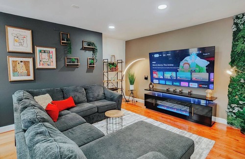 Gayborhood Apartment | Walnut St Kingdom/King Bed/85" TV/Arcades