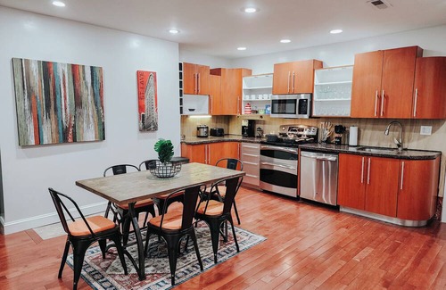 Gayborhood Apartment | Walnut St Kingdom/King Bed/85" TV/Arcades