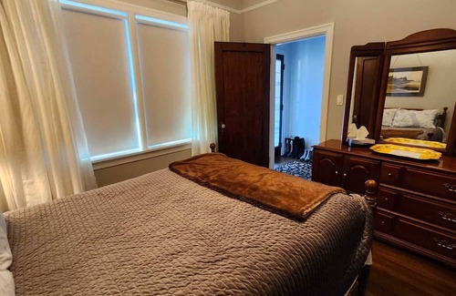 Victoria West Bed & Breakfast | Sunlit Haven Near the Harbour