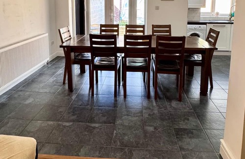 Harlington House | The Aviator | Modern Large 4 Bed Property | London | Mins From Heathrow