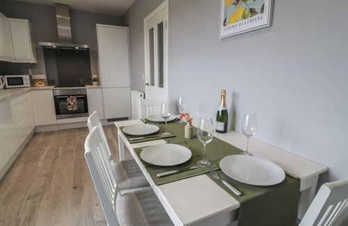 Airdrie Cottage | THE DAIRY, family friendly, with hot tub in Caldercruix