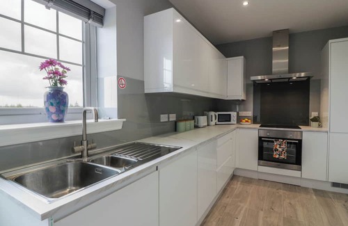Airdrie Cottage | THE DAIRY, family friendly, with hot tub in Caldercruix