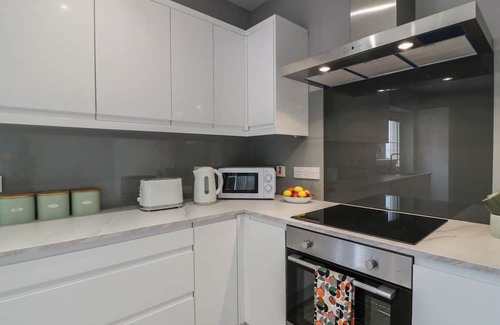 Airdrie Cottage | THE DAIRY, family friendly, with hot tub in Caldercruix
