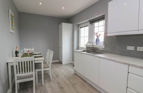 Airdrie Cottage | THE DAIRY, family friendly, with hot tub in Caldercruix