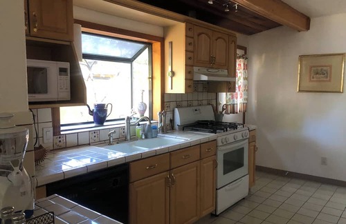 Shoreline West Cottage | Charming 2-bedroom cottage in Mountain View
