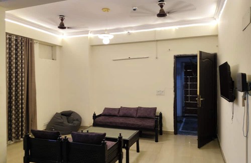 Ghaziabad Apartment | Spacious flat available on per day basis- comfort home stay