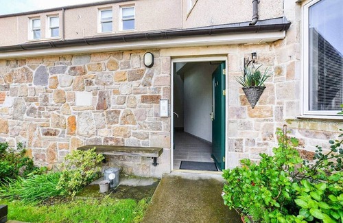 Kirkcaldy Apartment | Luxury Seaview Gated Penthouse- Near Edinburgh.
