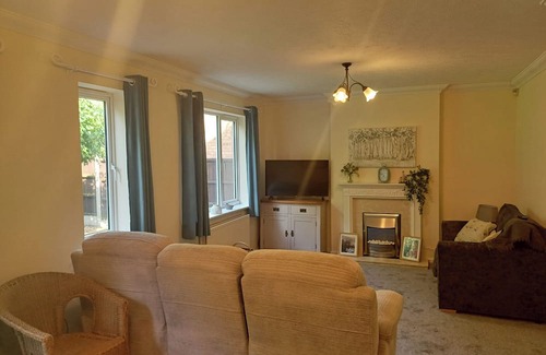 Uttoxeter House | 3 Bed House - Sleeps 6 - Pets - Parking - Wifi