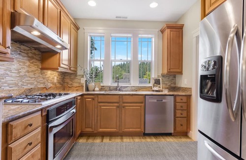 Southeast Eugene House | Exclusive Eugene retreat close to university with natural forest calm
