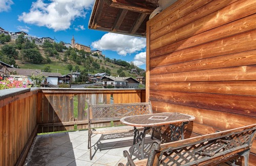 Mazod Apartment | Room 'Becca D'Aver' with Mountain View, Shared Garden and Wi-Fi