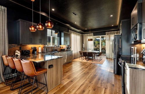Kanab Villa | 3 br Villa in Kanab with Game Room, Hot Tub, Dinosaurs & VIEWS!