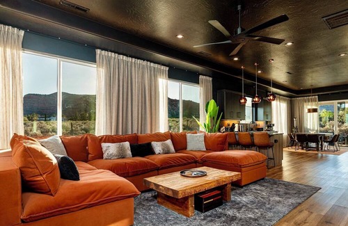 Kanab Villa | 3 br Villa in Kanab with Game Room, Hot Tub, Dinosaurs & VIEWS!