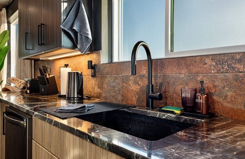 Kanab Villa | 3 br Villa in Kanab with Game Room, Hot Tub, Dinosaurs & VIEWS!