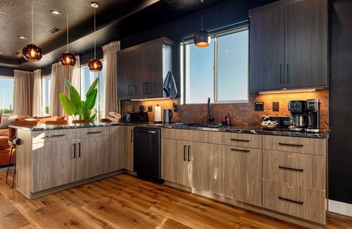 Kanab Villa | 3 br Villa in Kanab with Game Room, Hot Tub, Dinosaurs & VIEWS!