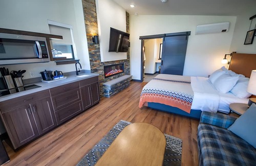 Mammoth Lakes Hotel | Alpine Room w/Private Parking, Steps from Adventure & Mammoth Ski Shuttle Stop