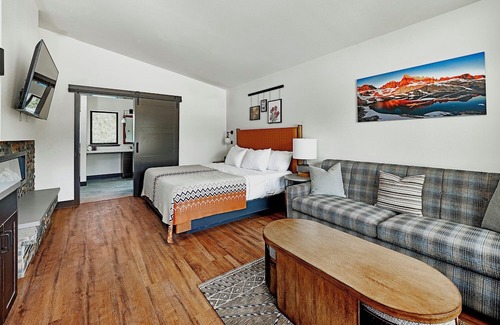 Mammoth Lakes Hotel | Room Near Yosemite Tioga Pass, Ski Rentals, Local Dining & Scenic Trailheads