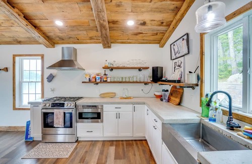 Averill Park House | Rustic, Modern, Great for Groups! Crooked Lake Gem