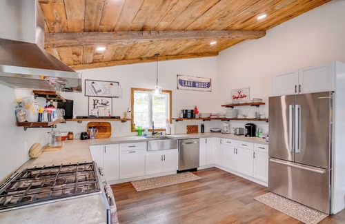 Averill Park House | Rustic, Modern, Great for Groups! Crooked Lake Gem