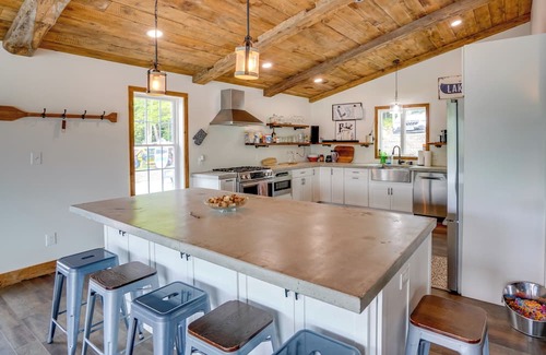 Averill Park House | Rustic, Modern, Great for Groups! Crooked Lake Gem