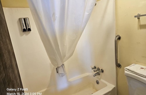 Eads Bed & Breakfast | 330 per week Room with fridge and microwave restaurant grocery shop bar Near by