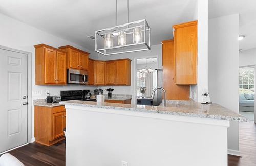 Warner Robins House | Spacious 5BR Retreat Sleeps 14 Huge Yard!