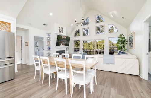 Henrico House | Lakefront, Hot Tub, Kayaks, Pool Table & Fire Pit