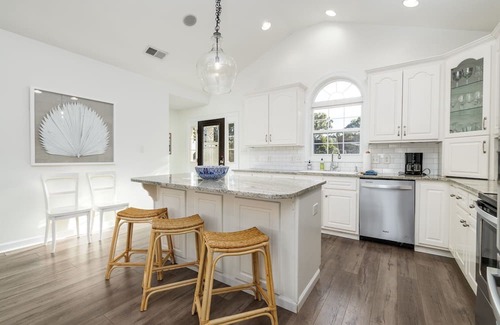 Henrico House | Lakefront, Hot Tub, Kayaks, Pool Table & Fire Pit