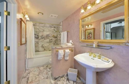Santa Rosa Hotel | Two Luxurious Junior Suite with Elegant Furnishings Near Sonoma Wineries