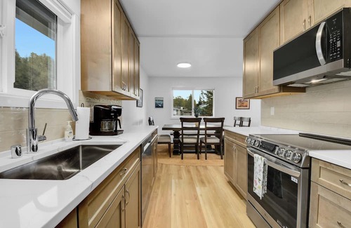 Northeast Anchorage House | Spacious, bright 5-bedroom in Anchorage with hot tub & great outdoor space!