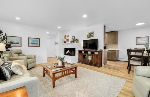 Northeast Anchorage House | Spacious, bright 5-bedroom in Anchorage with hot tub & great outdoor space!