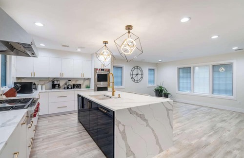 Old Bethpage House | Luxury 6BR House with Pool & Outdoor BBQ