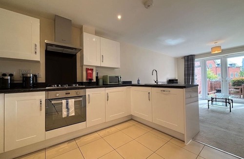 Broadbridge Heath House | 4BR Home Gym 2BA Free Parking En-suite Near LGW Airport
